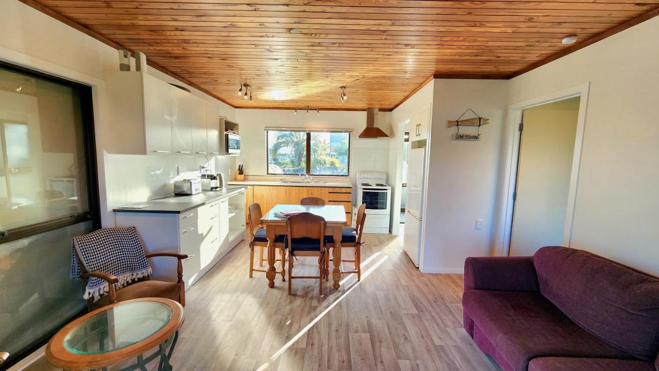 The Sunrise Bach - One Tree Point Holiday Home エクステリア 写真